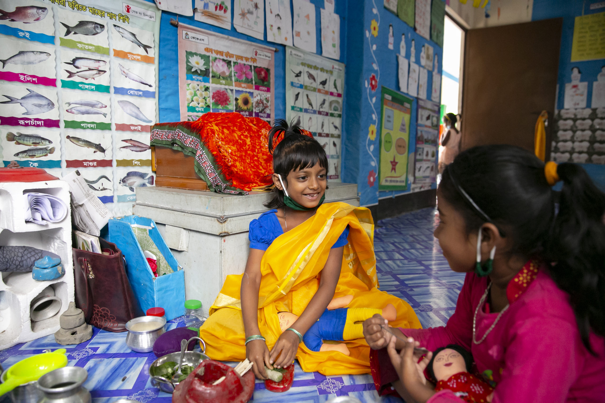 Amina, 6, med skolekammerat, Bangladesh