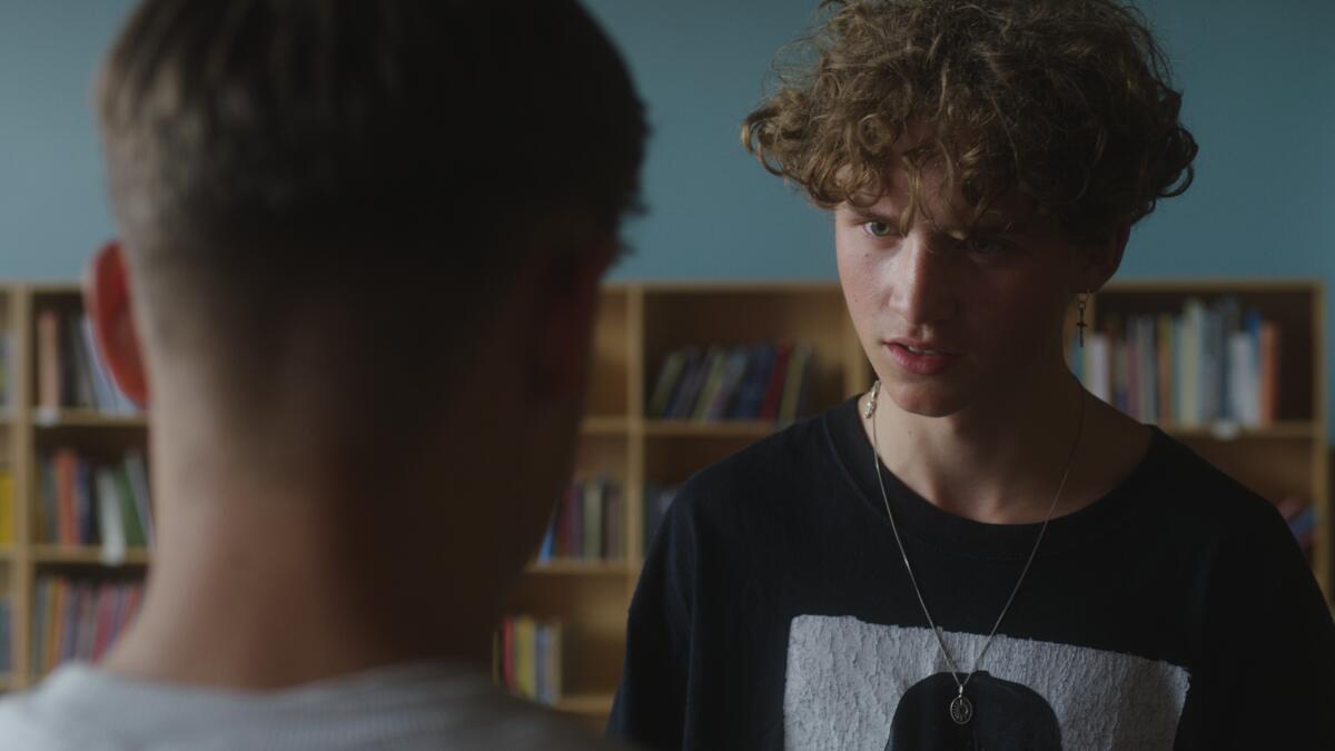 Billede af to drenge, der snakker