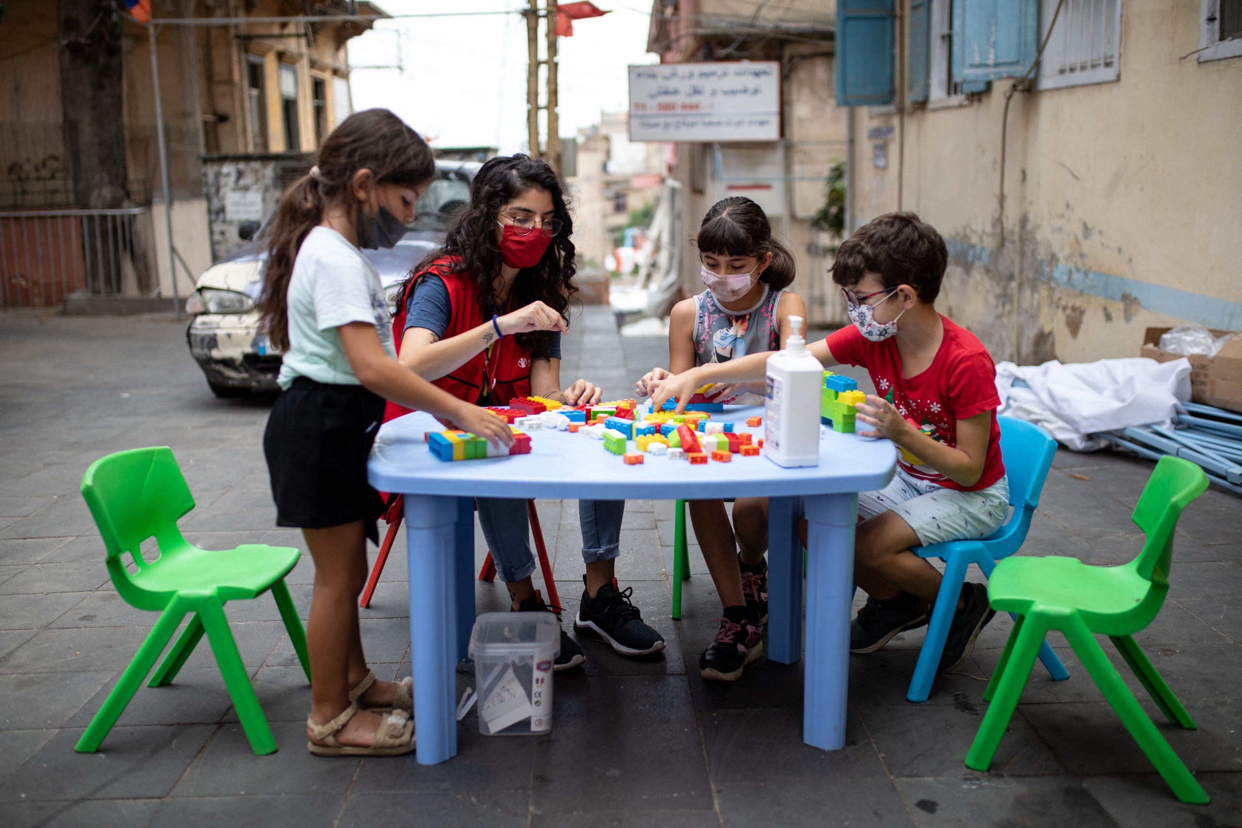 Børn leger med lego, Libanon
