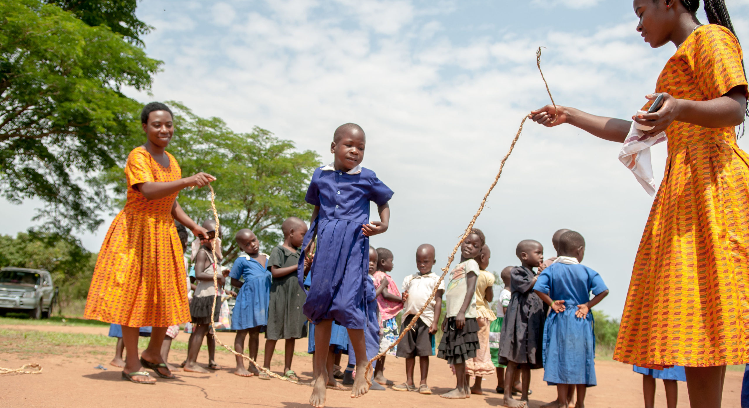 Børn leger med sjippetov, Uganda