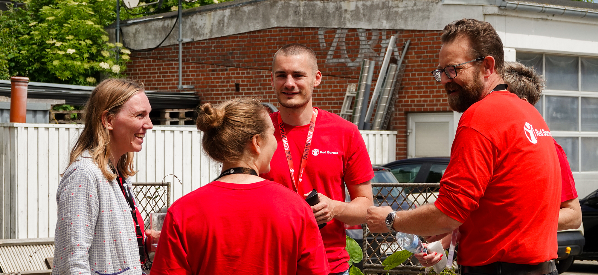 Fire pesoner i røde trøjer på Red Barnet frivilligdag 2022