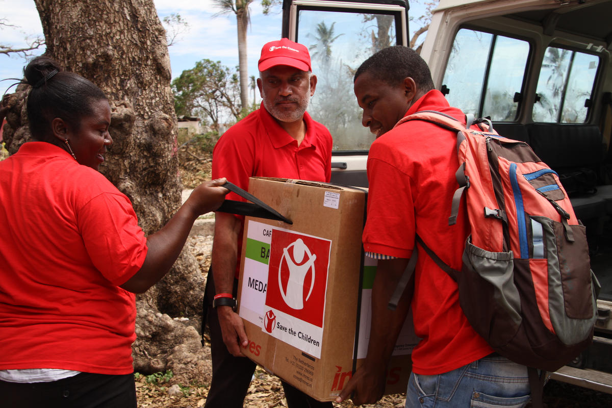 Billede af Red Barnet-medarbejdere, der deler nødhjælpspakker ud på Haiti