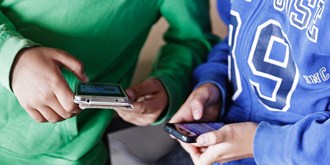 to-boern-med-mobiler-naerbillede-gode-raad-sikkerchat