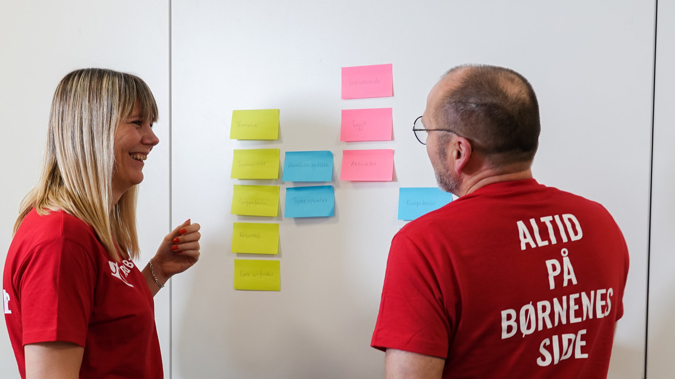 To personer kigger på postits