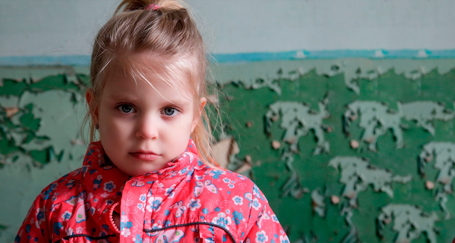 Barn på cirka 4 år i rød jakke