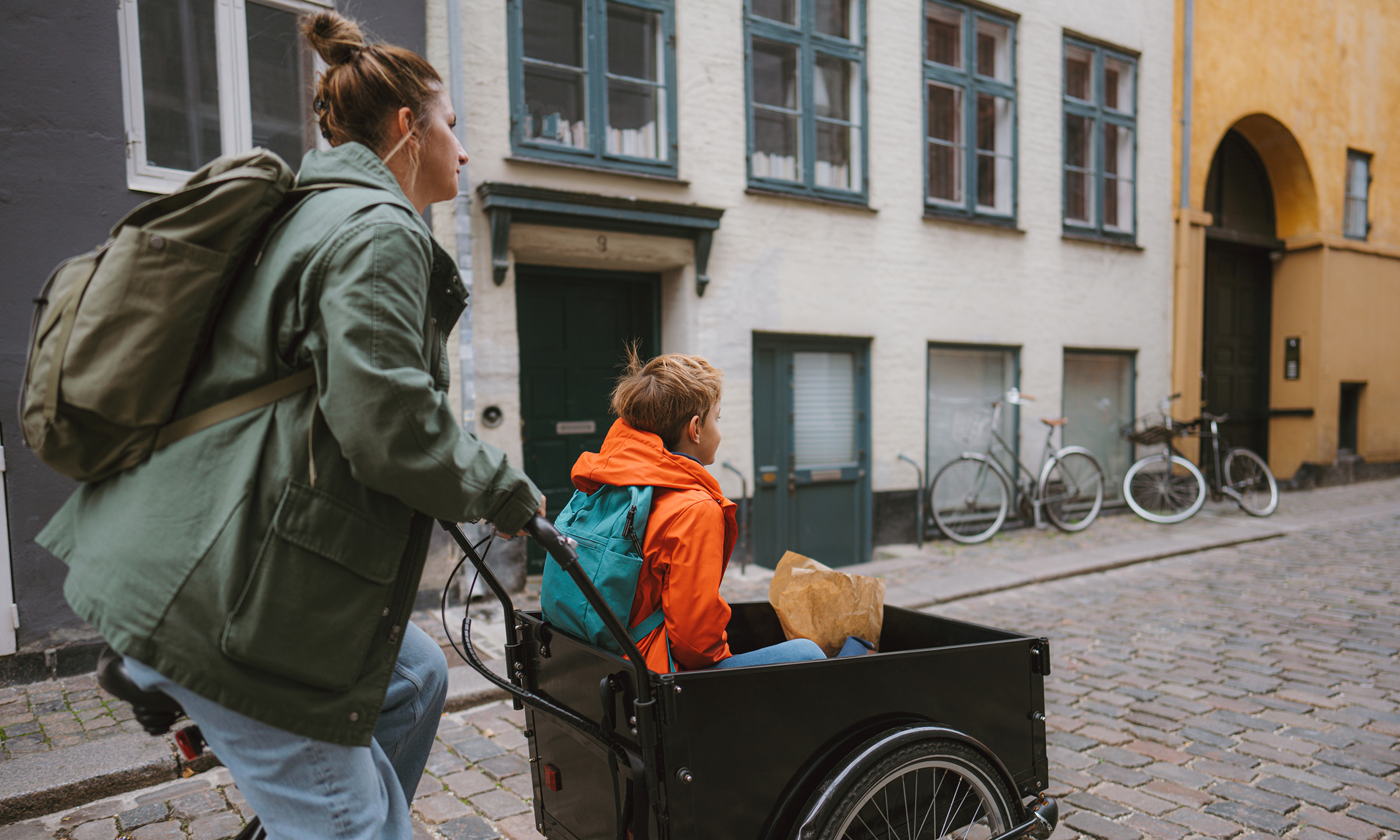 Voksen, barn og ladcykel