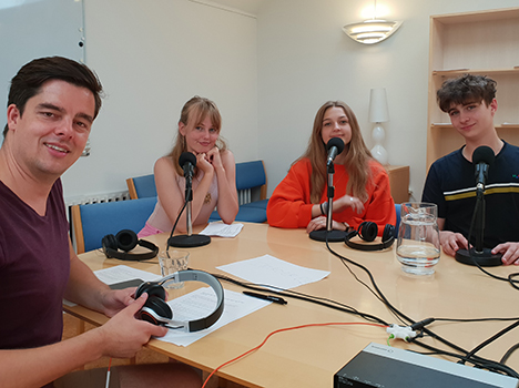 Billede af Michael Schøt og tre unge deltagere i SoMeMorFar