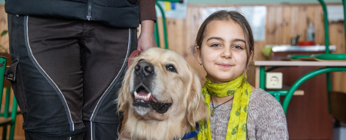 Pige med terapihund i Ukraine