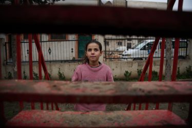 Pige på legeplads i Syrien