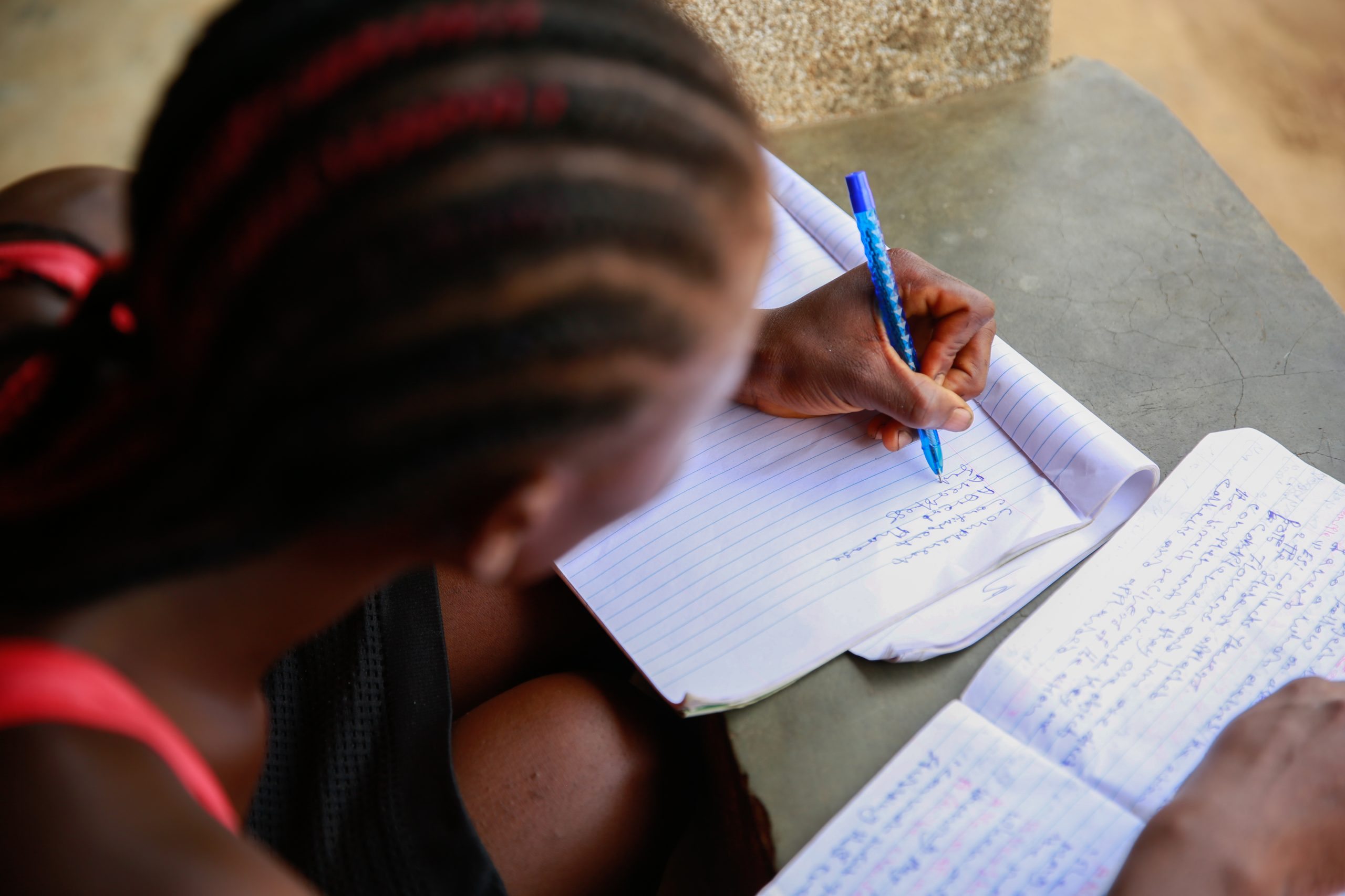 Pige i Sierra Leone laver lektier