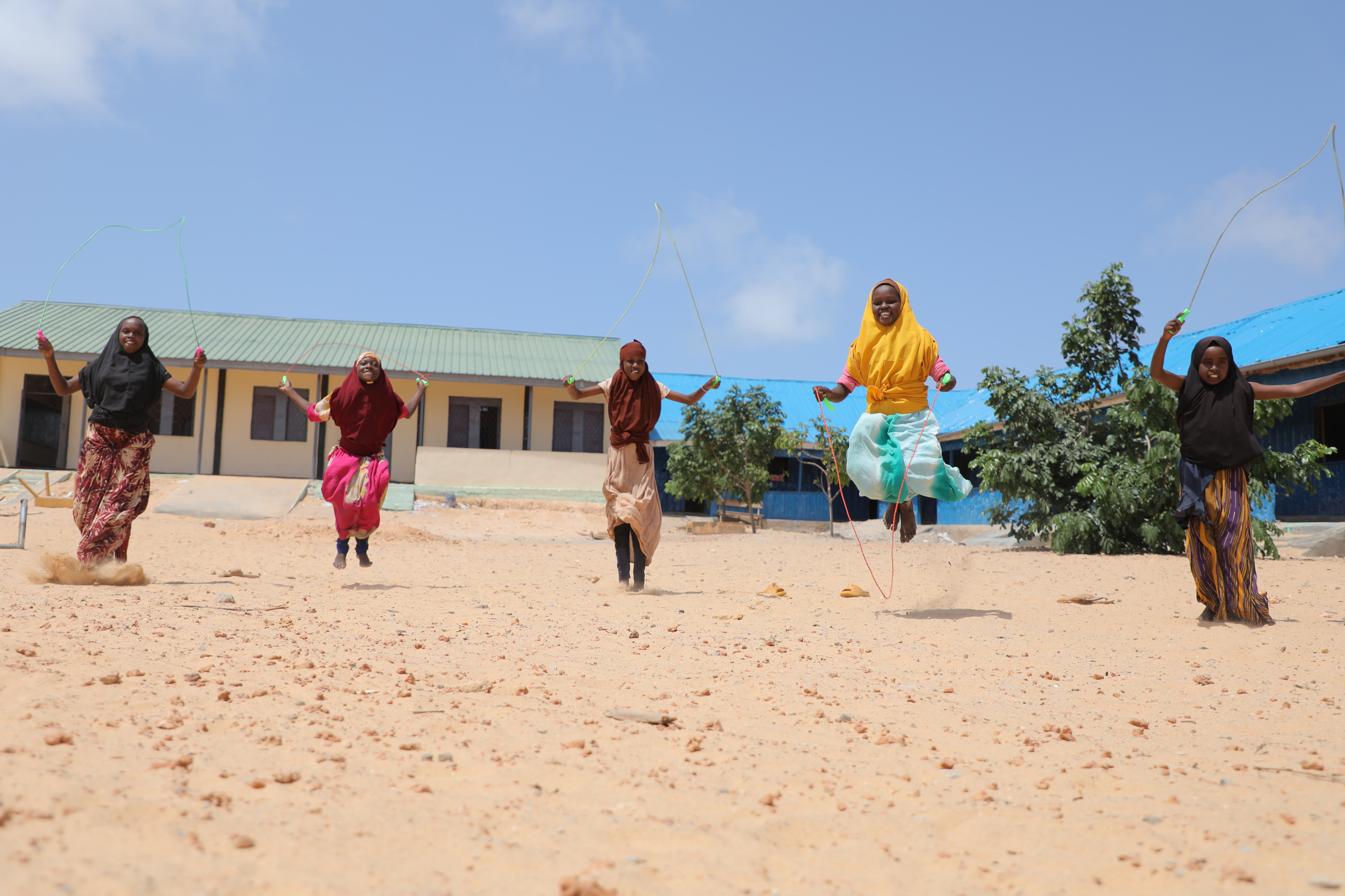 CH11046010 Piger foran skole i Kismayo i Somalia