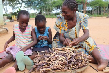 Mor og børn i Zimbabwe