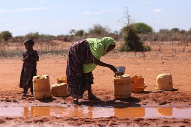 Mor og barn henter vand i Kenya