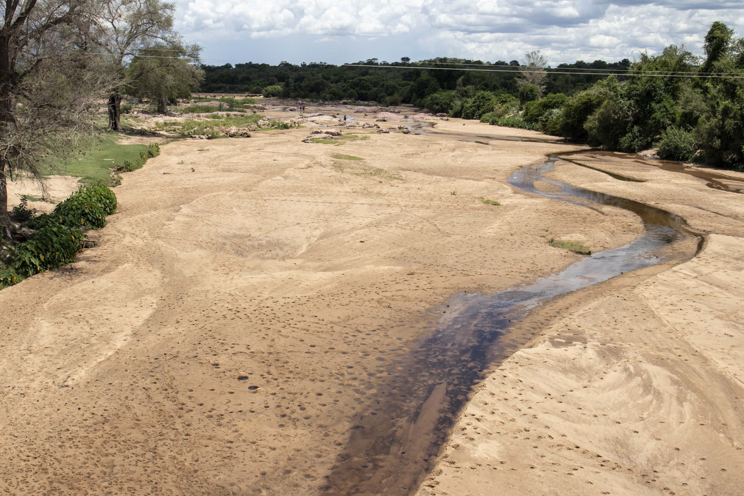 Flod i tørkeramt Zimbabwe