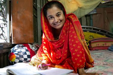 Pige laver lektier i Bangladesh