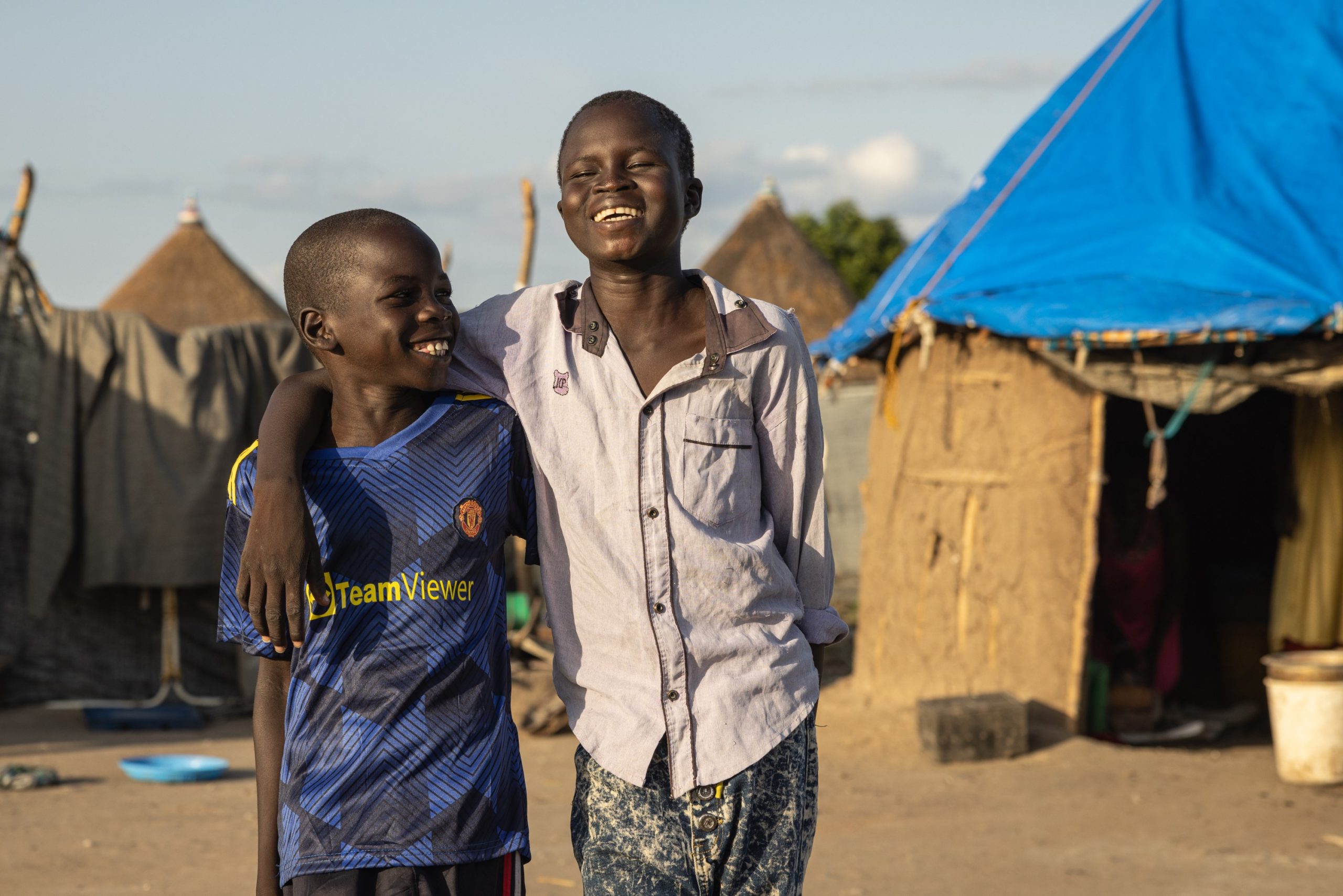 To drenge i deres landsby i Sydsudan