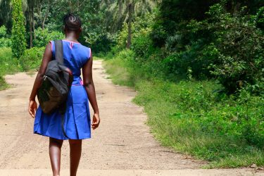 Pige går til skole i Sierra Leone