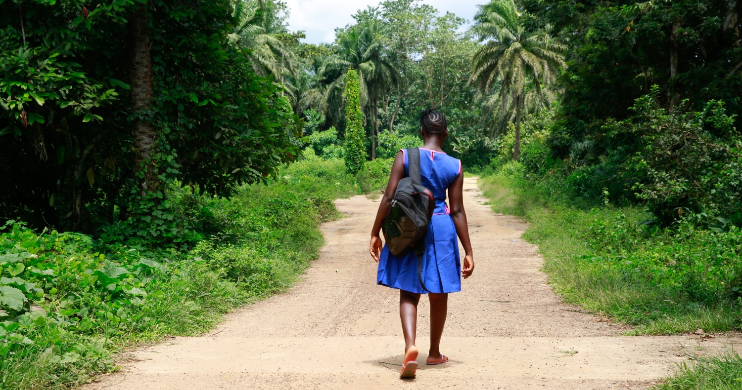 Pige går til skole i Sierra Leone
