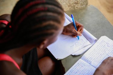 Pige laver lektier i Sierra Leone