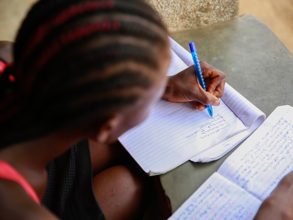 Pige laver lektier i Sierra Leone