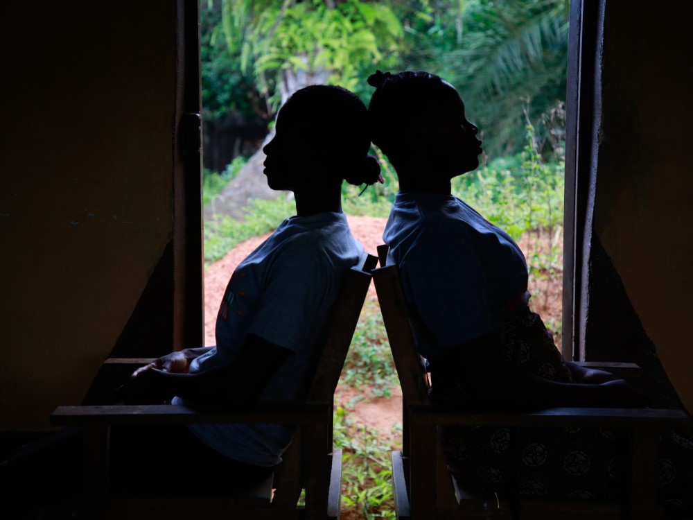 To piger i Sierra Leone