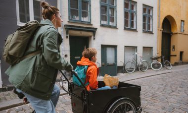 Voksen og barn og ladcykel