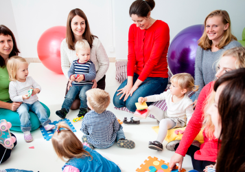 Seks voksne og fem børn leger indenfor