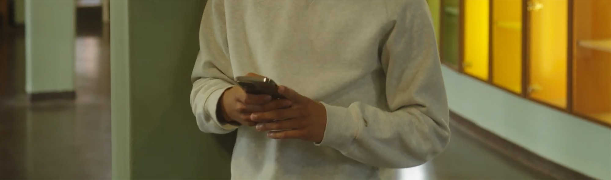 Ung person med mobiltelefon