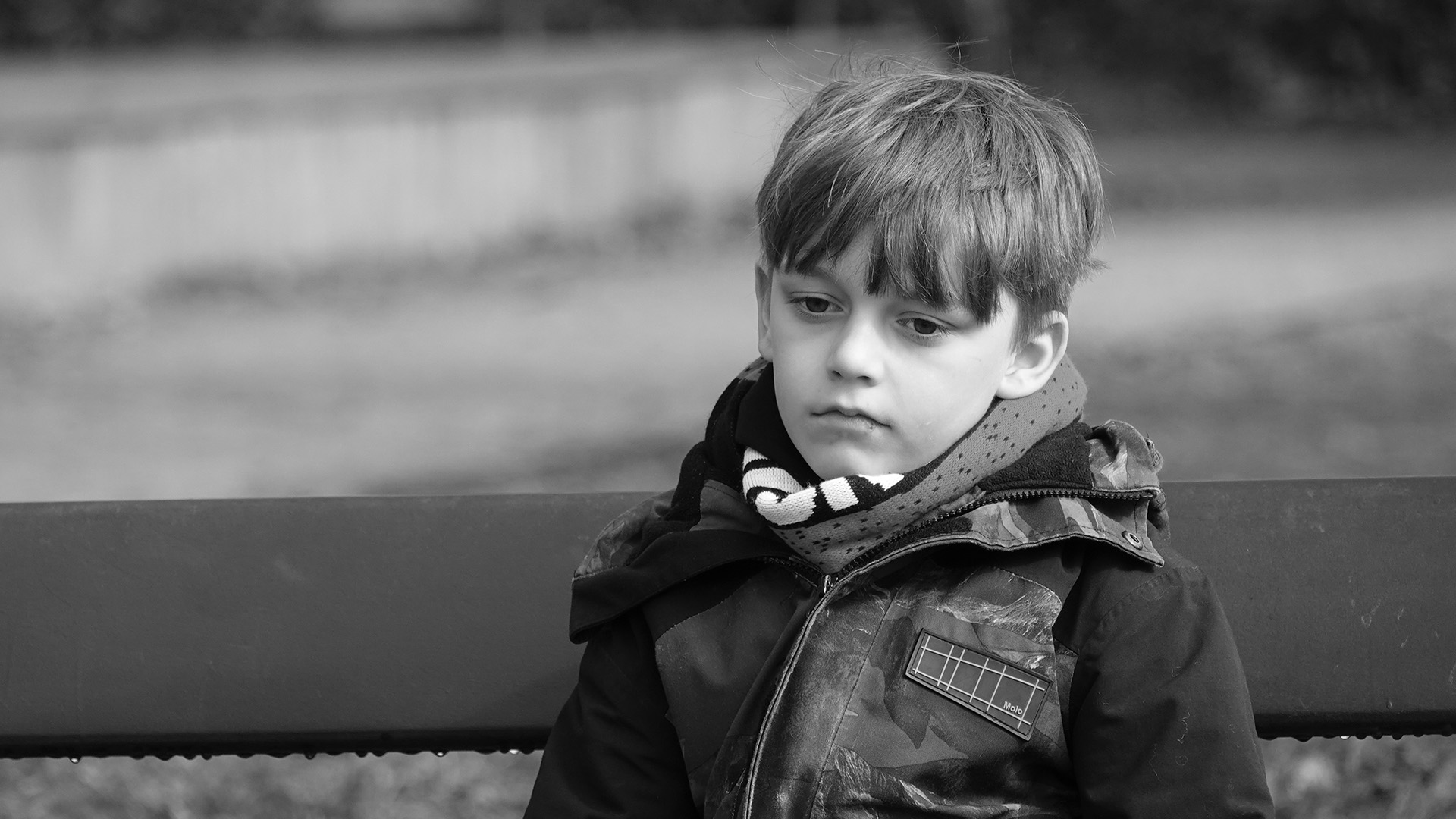 Billede af dreng på en bænk