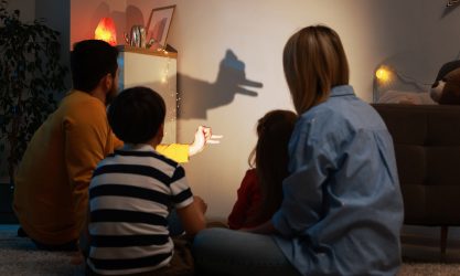 Familie sidder på gulvet i en stue